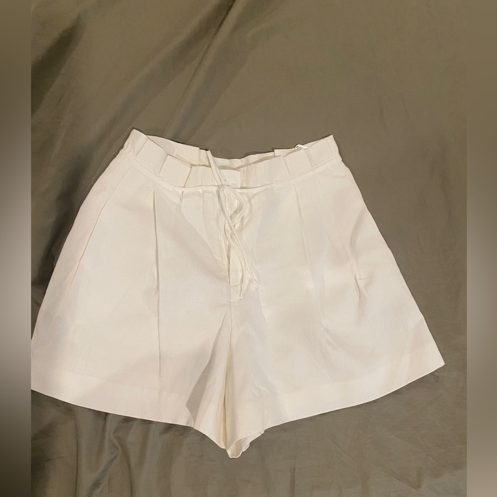 shorts cream color in a small with pockets